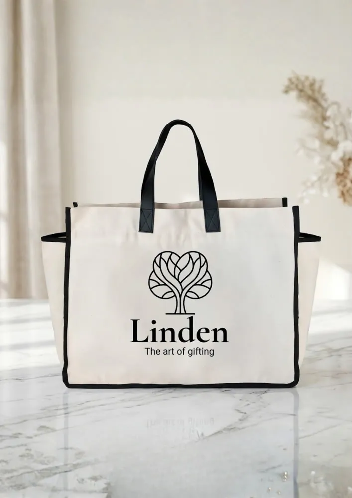 Bolsa de mão em algodão, 39×33×14 cm, com acabamento em corino preto e estrutura reforçada