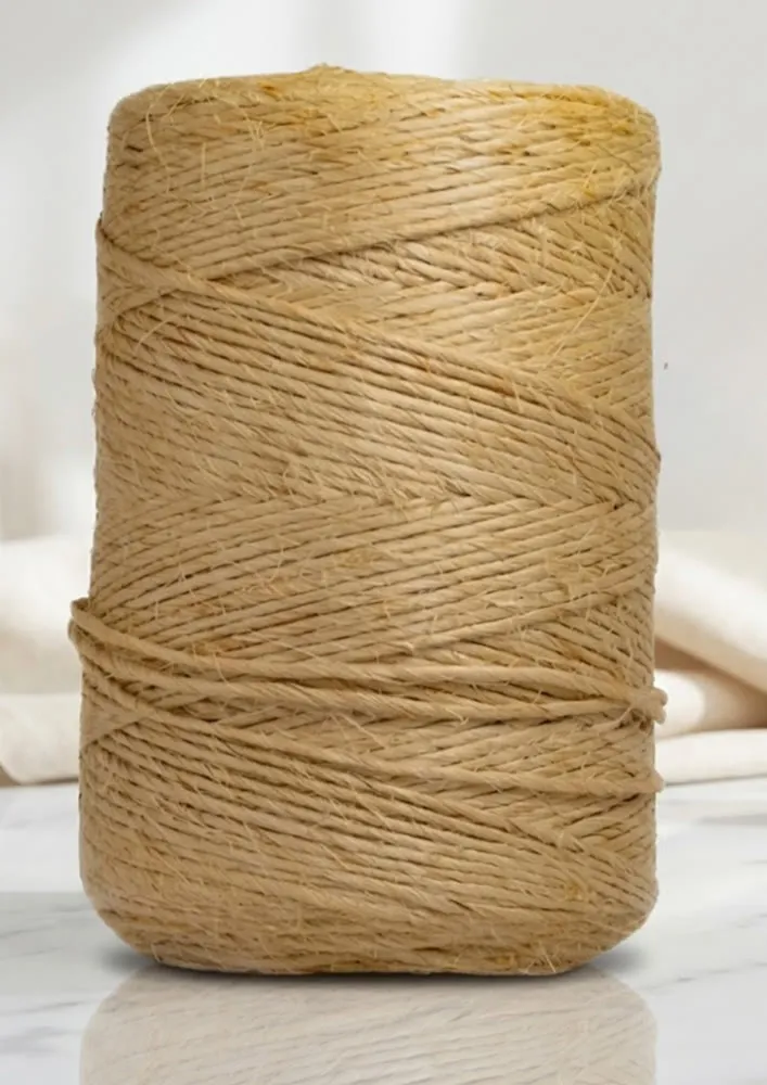 Rolo de corda de sisal natural, usada em amarrações e composições de embalagem